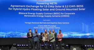 Malaysia’s Prime Minister Dato' Seri Anwar Ibrahim (center) witnessed the exchange of documents for a Bilateral Energy Supply Contract (BESC) under the Corporate Renewable Energy Supply Scheme (CRESS) between DayOne and TNB. The documents were exchanged between DayOne CEO Jamie Khoo and TNB President/CEO Datuk Ir. Ts. Shamsul Ahmad.  Also witnessing the ceremony were DayOne Chairman Lim Ah Doo (far left), the Energy Transition and Water Transformation (PETRA) Deputy Minister Dato' Sri Abdul Rahman Mohamad (second from left), TNB Chairman Tan Sri Abdul Razak Abdul Majid (second from right), and Energy Commission Chairman Datuk Seri Asri Hamidon (far right).